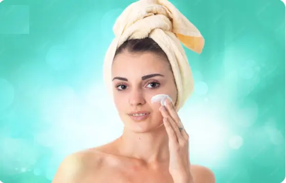 	مكونات بطلة مثل النياسيناميد وحمض الهيالورونيك ضرورية في روتين ترطيب البشرة الدهنية.