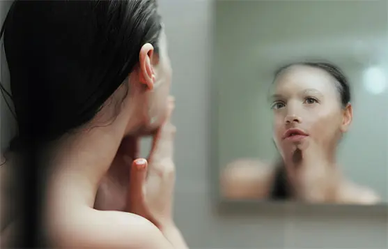 امرأة تطبّق الروتين الليلي الذهبي بخطوات طبيعية للعناية بالبشرة.