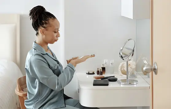 الروتين الليلي الذهبي-المكونات البطلة الطبيعية المستخدمة للحصول على بشرة زجاجية نضرة أثناء النوم.