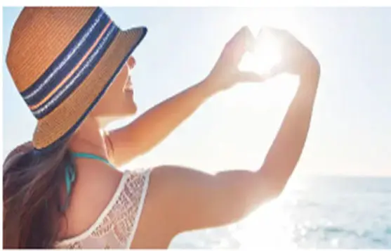 	سيدة تقوم بوضع مرطب هلامي للتحكم في لمعان ترطيب  البشرة الدهنية وتنظيم الزيوت.