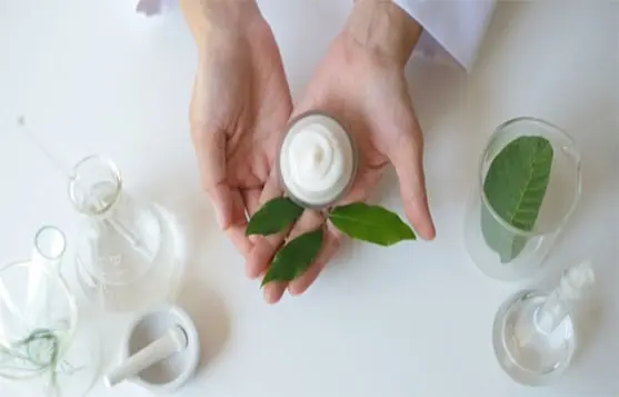 جدول مقارنة سريع يلخص الفرق بين أحماض AHA و BHA ونوع البشرة المناسب لكل منهما.