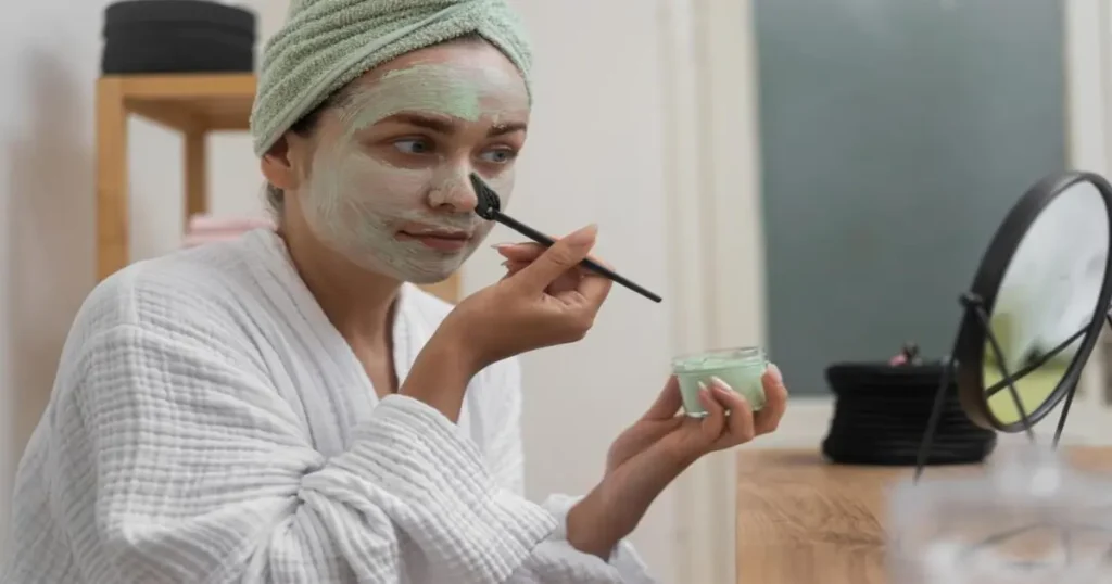 رسم بياني يوضح خطوات روتين العناية بالبشرة الأساسية (تنظيف، تونر، سيروم، مرطب، واقي شمسي).