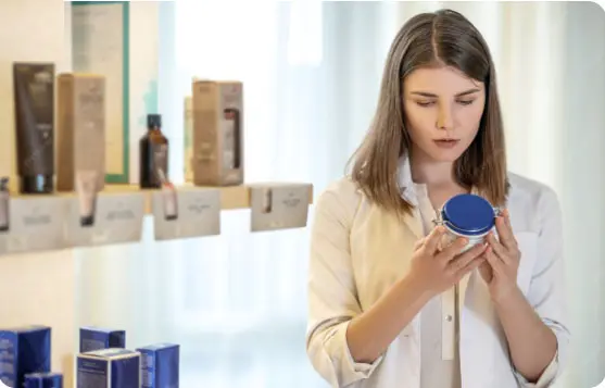 تحليل مكبر لملصق منتج يظهر أسماء قائمة INCI للتعرف على المكونات الفعالة مثل حمض الهيالورونيك.