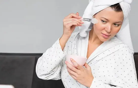 جدول مقارنة لـ أنواع البشرة الخمسة (جافة، دهنية، مختلطة، حساسة، عادية) وكيفية تحديدها.