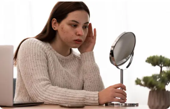 مقارنة بين بشرة تعاني من البهتان وأخرى مشرقة بعد إزالة تراكم خلايا الجلد الميتة بالتقشير.