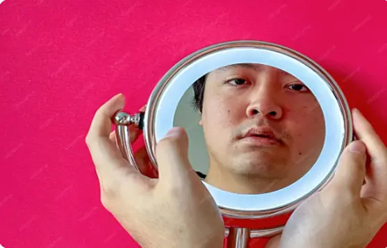 صورة توضيحية لطبقة البشرة وكيفية تساقط تراكم خلايا الجلد الميتة طبيعياً