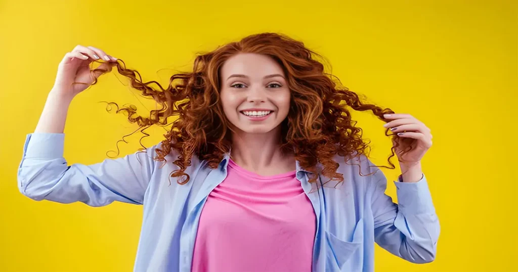 الزيوت الطبيعية للشعر المصبوغ - مجموعة من الزيوت النباتية في قوارير زجاجية مع شعر صحي مصبوغ