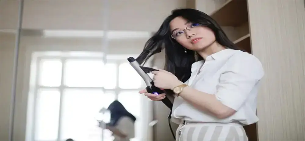 سيدة تظهر شعرها الطويل والصحي بعد اتباع برنامج العناية بالشعر وتطويله باستخدام الزيوت الطبيعية والروتين اليومي