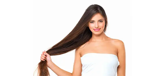 رسم بياني يوضح تحفيز فروة الرأس والدورة الدموية كأهم فوائد تمشيط الشعر.