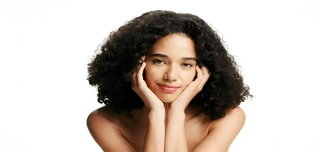 رسم بياني يوضح تحفيز فروة الرأس والدورة الدموية كأهم فوائد تمشيط الشعر.