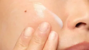 كيفية ترميم حاجز البشرة طبيعيًا وعلاج التلف الناتج عن المنتجات القاسية