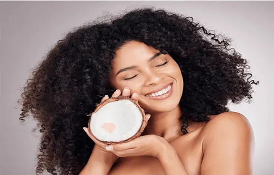 امرأة تستمتع بفوائد تمشيط الشعر باستخدام فرشاة خشبية طبيعية