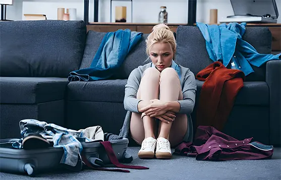 لقطة مقربة تظهر تضرر حاجز البشرة بسبب سوء استخدام العلاجات الطبيعية الشائعة القاسية.