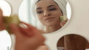كيفية العناية بالبشرة في المنزل: خطوات سهلة ونتائج فعّالة