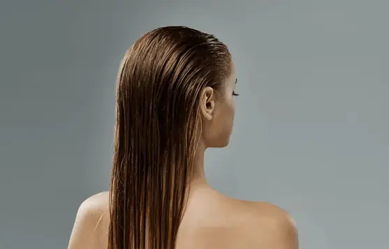 شعر طويل وصحي ولامع كنتيجة للالتزام بـ روتين العناية بالشعر وتطويله.