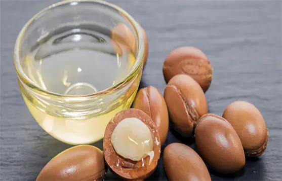 تطبيق زيت الأركان كعلاج ليف-إن على أطراف الشعر المتقصفة.