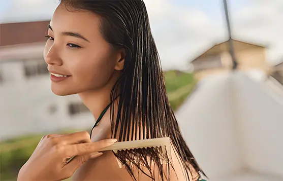 صورة توضح الطريقة الصحيحة لتمشيط الشعر من الأسفل للأعلى لتحقيق أقصى فوائد تمشيط الشعر.