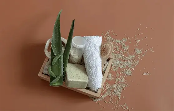 مجموعة زيوت طبيعية لترطيب الشعر الجاف: زيت الأرغان وزيت اللوز الحلو.