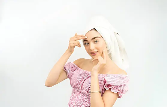 علاج موضعي ومكونات فعالة للتحكم في حب الشباب أثناء الدورة الشهرية