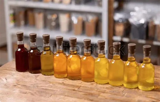 مزيج من الزيوت العطرية يبرز فوائد الزيوت الطبيعية للبشرة الدهنية.