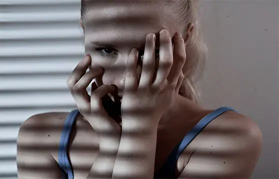 مخطط يوضح العلاقة بين التقلبات الهرمونية وظهور حب الشباب أثناء الدورة الشهرية.