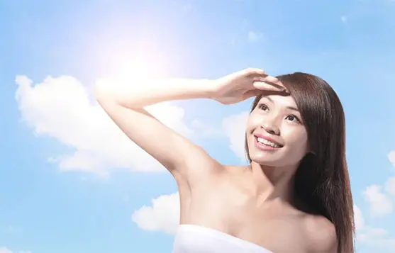 مقارنة فعالية واقي الشمس للبشرة الدهنية والحساسة في أجواء الخليج القاسية.