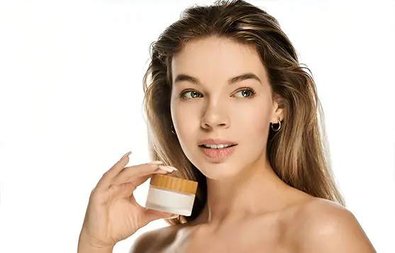 صورة توضيحية لعلامات تلف حاجز البشرة وكيفية ترميمه بالكريمات.