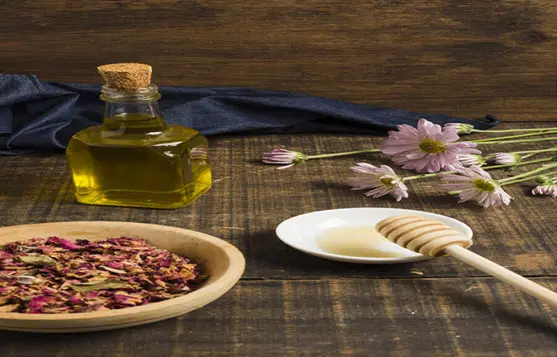 الزيوت الطبيعية للبشرة في أواني زجاجية مع أعشاب طازجة