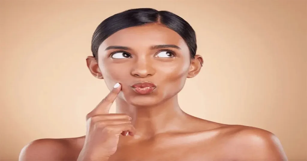 5 منتجات أساسية وبسيطة لـ البشرة الحساسة مع التركيز على المنظف والسيراميد والمرطب.