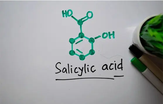 قطرات سيروم حمض الساليسيليك للبشرة تستهدف المسام لعلاج حب الشباب وتنقيتها بعمق.