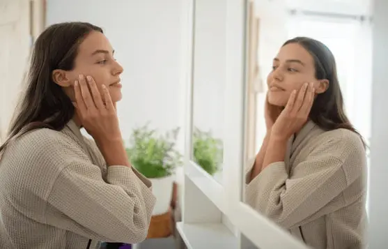 اختيار مرمم للبشرة لتهدئة الاحمرار واستعادة وظيفة الدرع الواقي.